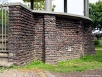 Basis van gesinterde bakstenen.
<br/>
Gert-Jan Lobbes, 2018